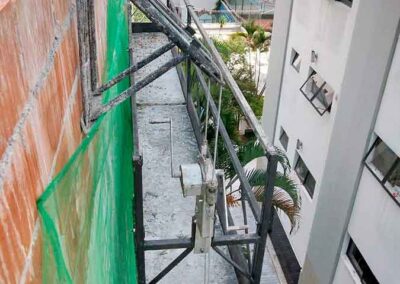 rentalcom-Alem-do-Chao-Navegando-Pelos-Andaimes-Suspensos