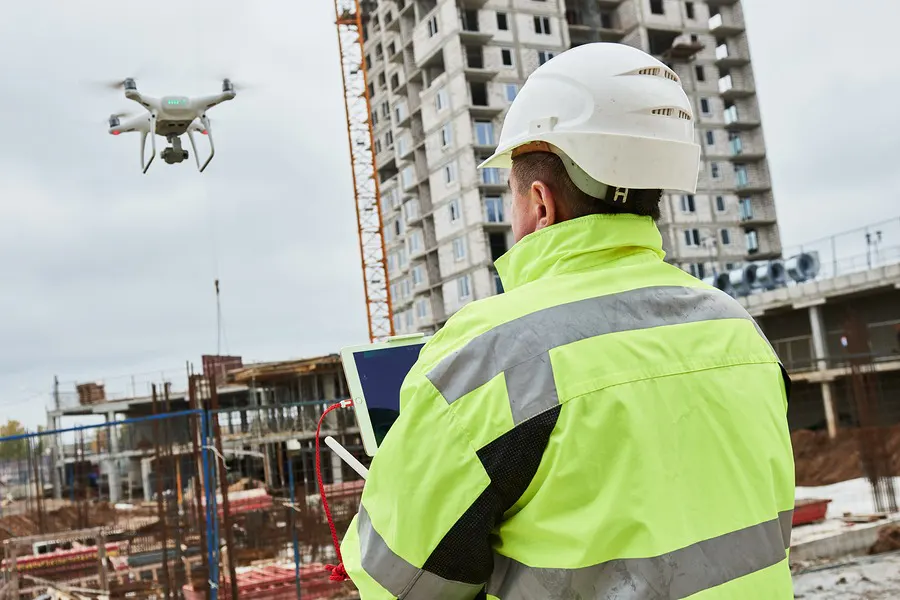 rentalcom-engenheiro-uso-de-drones-na-construcao-