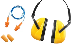 RENTALCOM-05-2025-SEM03-POST03-Trabalhador-da-construcao-civil-com-EPI-completo-—-mascara-oculos-e-capacete-—-representando-a-prevencao-de-alergias-ocupacionais-na-obra-auricular