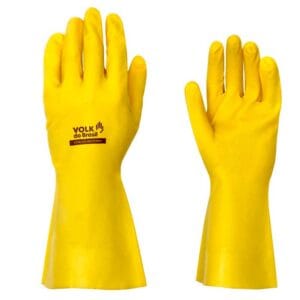 RENTALCOM-05-2025-SEM03-POST03-Trabalhador-da-construcao-civil-com-EPI-completo-—-mascara-oculos-e-capacete-—-representando-a-prevencao-de-alergias-ocupacionais-na-obra-luvas