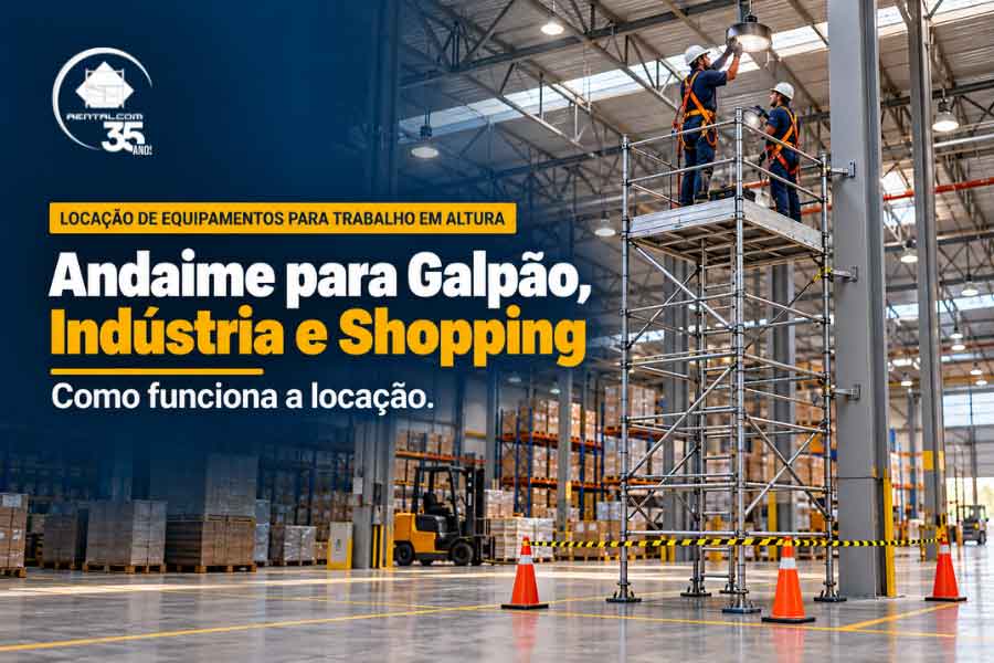 Andaime para manutenção industrial montado dentro de galpão com pé-direito alto, equipe com EPI, Rentalcom São Paulo
